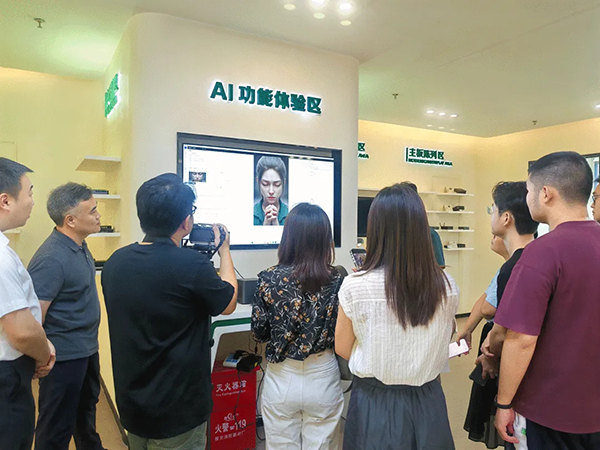 龙华科创局组织媒体采风团走进创通新科旗下创盈芯